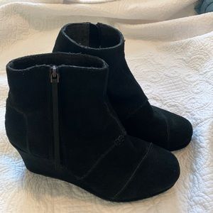 Tom’s black bootie